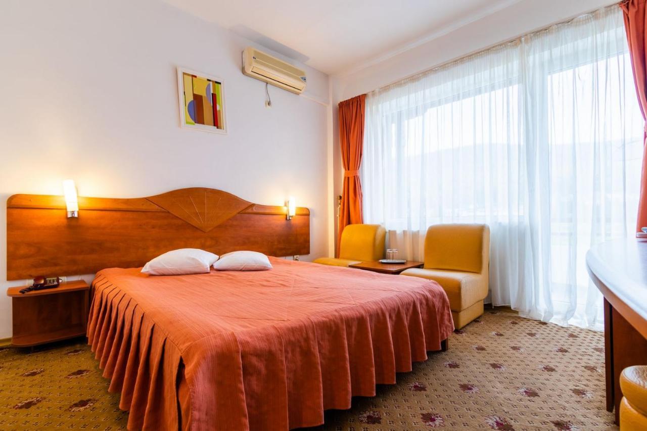 Hotel President Бэи­ле-Олэ­неш­ти Экстерьер фото