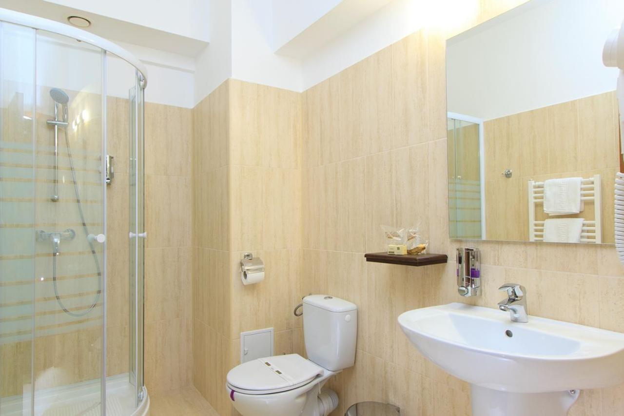 Hotel President Бэи­ле-Олэ­неш­ти Экстерьер фото
