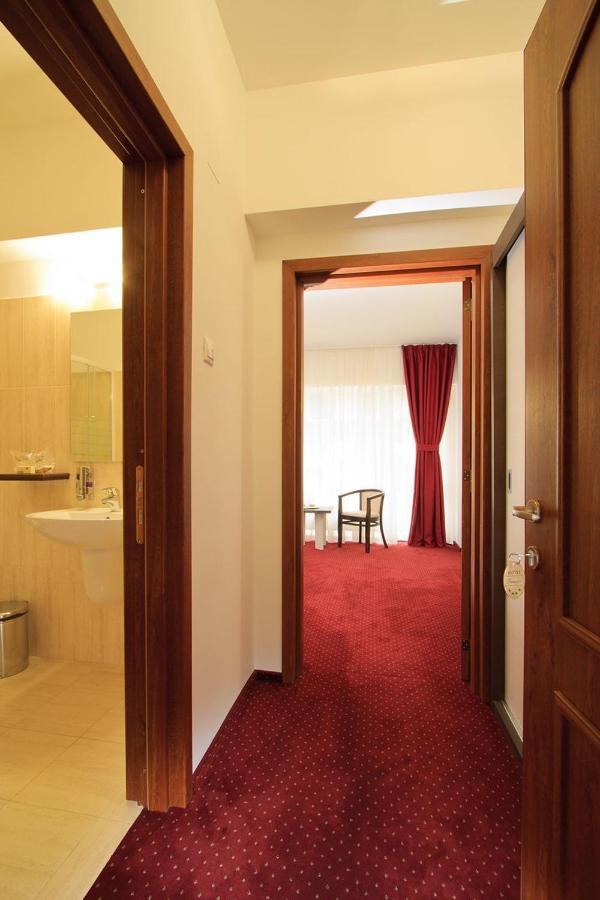 Hotel President Бэи­ле-Олэ­неш­ти Экстерьер фото